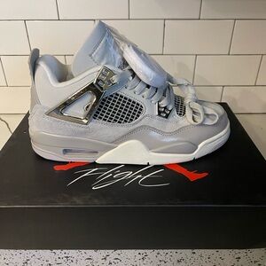 Men’s Jordan Retro 4 Frozen Moments Size 6.